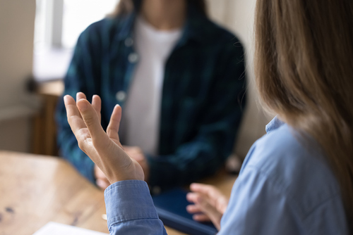 Zwei Frau unterhalten sich / iStock / fizkes Zwei Frau unterhalten sich